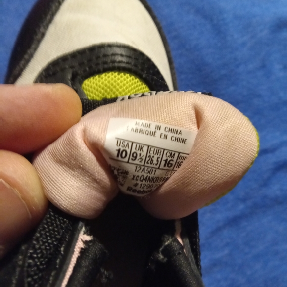 Kids size 10 Reebook shoes $15 - Picture 6 of 8